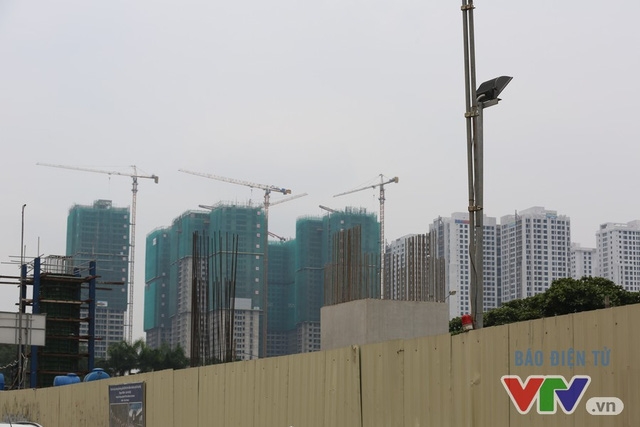 C&ugrave;ng với c&aacute;c khối nh&agrave; cao tầng quanh khu vực đang thi c&ocirc;ng, tuyến đường dọc dự &aacute;n đường sắt số 3 lu&ocirc;n trong t&igrave;nh trạng bụi kh&oacute;i.