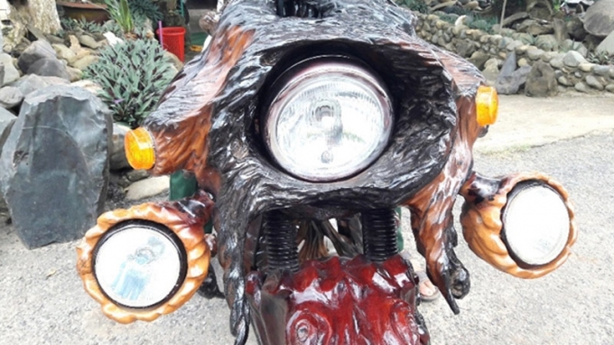 Đ&acirc;y l&agrave; th&agrave;nh quả sau nửa năm &ocirc;ng Sơn miệt m&agrave;i chế tạo dựa tr&ecirc;n bộ m&aacute;y đ&atilde; gần như hư hỏng to&agrave;n bộ phần vỏ của chiếc xe ba g&aacute;c 175 ph&acirc;n khối v&agrave; một số bộ phận từ chiếc xe m&ocirc; t&ocirc; cũ.&nbsp;