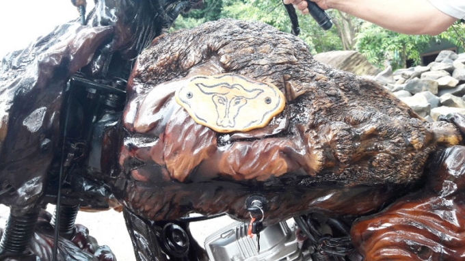 To&agrave;n bộ thiết bị phụ t&ugrave;ng từ vỏ (sườn), d&egrave;, v&agrave;nh của chiếc xe&hellip; được &ocirc;ng Sơn lắp r&aacute;p bằng 4 loại gỗ ch&iacute;nh như g&otilde;, bằng lăng, trai, sao&hellip;