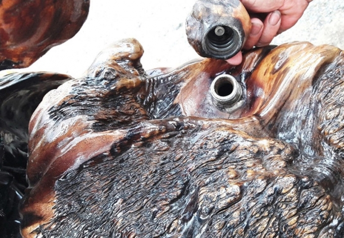 &Ocirc;ng Sơn cho biết, kh&oacute; khăn nhất l&agrave; chọn gỗ v&agrave; lắp r&aacute;p c&aacute;c phụ t&ugrave;ng sao cho ph&ugrave; hợp. Khi chọn được gỗ, nhưng c&oacute; nhiều chi tiết đ&ograve;i hỏi độ tinh xảo khi r&aacute;p v&agrave;o kh&ocirc;ng ph&ugrave; hợp đ&agrave;nh phải đi săn l&ugrave;ng miếng gỗ kh&aacute;c về tiếp tục đục đẽo sao cho ph&ugrave; hợp v&agrave; bắt mắt.