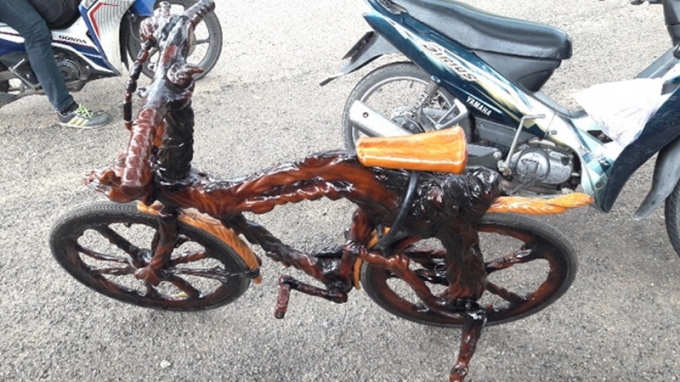 Ngo&agrave;i chiếc xe gắn m&aacute;y, &ocirc;ng Sơn c&ograve;n chế tạo th&ecirc;m chiếc xe đạp cũng ho&agrave;n to&agrave;n bằng gỗ sao v&agrave; gỗ trai độc đ&aacute;o