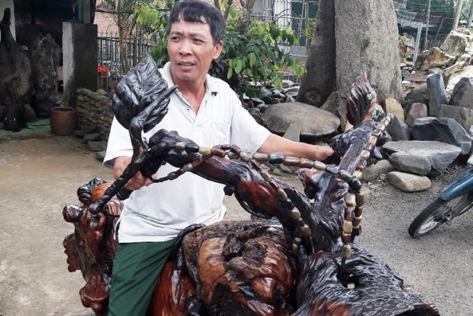 &ldquo;C&oacute; nhiều l&uacute;c tưởng chừng như &yacute; tưởng kh&ocirc;ng thực hiện được, nhưng v&igrave; l&ograve;ng đam m&ecirc; t&ocirc;i quyết t&acirc;m t&ocirc;i lặn lội v&agrave;o những v&ugrave;ng qu&ecirc; xa x&ocirc;i, hẻo l&aacute;nh để sưu tầm những thớ gỗ bỏ đi về tận dụng l&agrave;m mới n&ecirc;n được sản phẩm như ng&agrave;y h&ocirc;m nay&rdquo; - &ocirc;ng Sơn n&oacute;i.