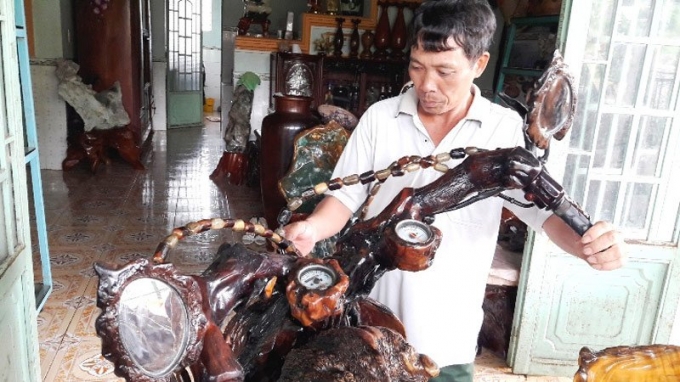 C&aacute;c thiết bị kh&aacute;c như đ&egrave;n chiếu hậu, xi nhan, v&agrave; c&aacute;c phụ kiện đi k&egrave;m như: thắng, đề, b&agrave;n đạp, c&ograve;i đầy đủ kh&ocirc;ng kh&aacute;c một chiếc xe gắn m&aacute;y b&igrave;nh thường.