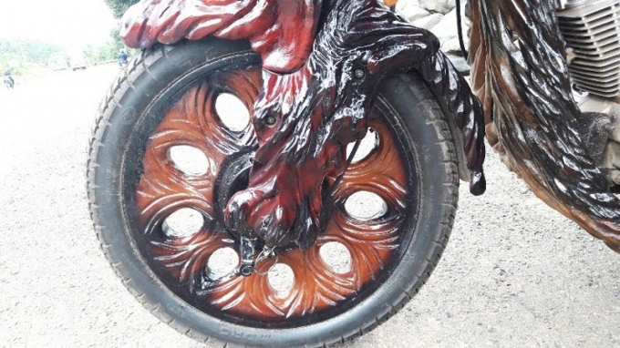 Để cho ra đời sản phẩm độc lạ n&agrave;y, &ocirc;ng L&ecirc; Quang Sơn đ&atilde; phải cất c&ocirc;ng đi nhiều huyện ph&iacute;a Nam của tỉnh L&acirc;m Đồng sưu tầm những gốc c&acirc;y ph&ugrave; hợp với việc chế tạo vỏ xe.