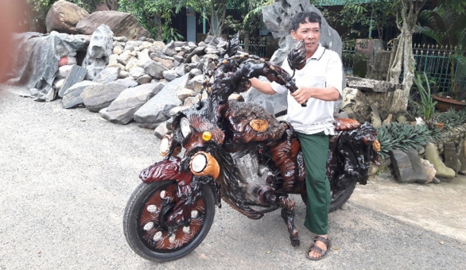 Chủ sở hữu chiếc m&ocirc; t&ocirc; n&agrave;y l&agrave; &ocirc;ng L&ecirc; Quang Sơn (52 tuổi), ngụ th&ocirc;n 1, x&atilde; H&agrave; L&acirc;m, huyện Đạ Huoai (L&acirc;m Đồng).&nbsp;