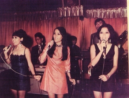 C&aacute;c thiếu nữ trong ban ca hồi đ&oacute; cũng mặc v&aacute;y ngắn, b&oacute; s&aacute;t sexy v&agrave; s&agrave;nh điều kh&ocirc;ng kh&aacute;c b&acirc;y giờ.