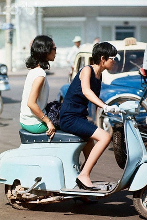 C&ocirc; g&aacute;i với m&aacute;i t&oacute;c t&eacute;m hiện đại b&ecirc;n chiếc xe Vespa.