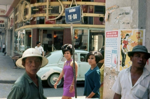 Kiểu t&oacute;c ngắn bồng bềnh l&agrave; mốt thời đ&oacute;.