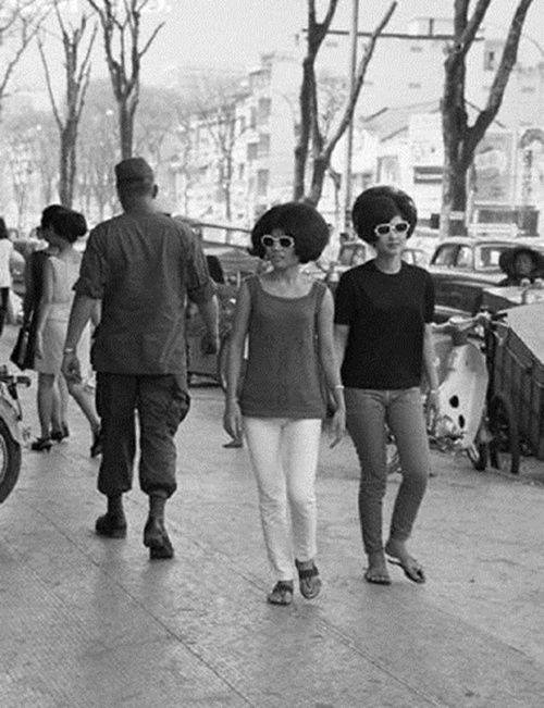 Mốt d&eacute;p xỏ ng&oacute;n v&agrave; k&iacute;nh r&acirc;m xuất hiện tr&agrave;n ngập tr&ecirc;n đường phố S&agrave;i G&ograve;n.