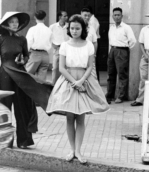 Chiếc v&aacute;y x&ograve;e bồng &aacute;o cổ thuyền tr&ocirc;ng rất... ng&acirc;y thơ.