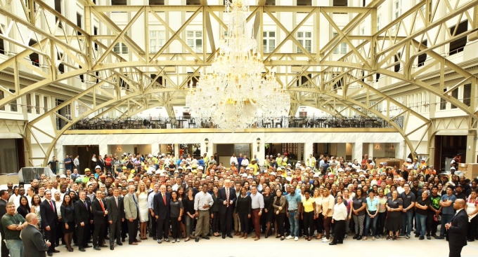 Nh&acirc;n vi&ecirc;n v&agrave; kh&aacute;ch h&agrave;ng chụp ảnh tại Kh&aacute;ch sạn Quốc tế Trump. (Ảnh: Twitter)