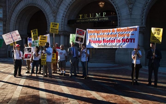 Biểu t&igrave;nh b&ecirc;n ngo&agrave;i kh&aacute;ch sạn. (Ảnh: AFP)