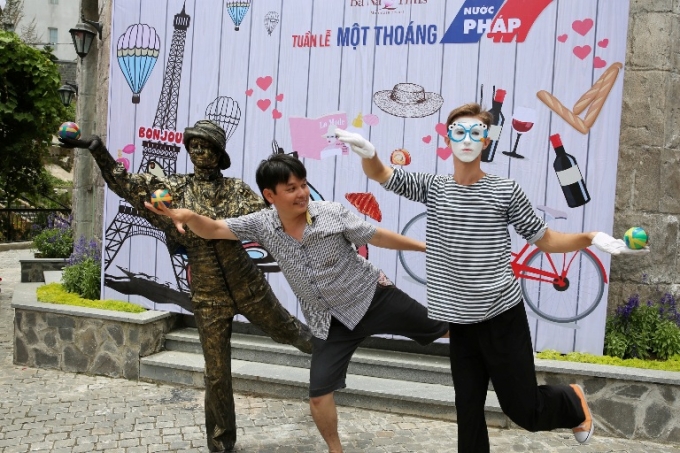 Du kh&aacute;ch chụp ảnh check in Tuần lễ văn h&oacute;a Một tho&aacute;ng nước Ph&aacute;p - B&agrave; N&agrave; Hills