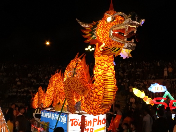 Chiếc đ&egrave;n con rồng của tổ d&acirc;n phố 7B được trang tr&iacute; lộng lẫy.