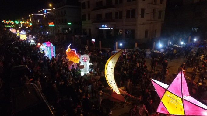 H&agrave;ng ngh&igrave;n người d&acirc;n từ c&aacute;c huyện, TP L&agrave;o Cai đều đổ về Sa Pa tham dự lễ rước đ&egrave;n trung thu.