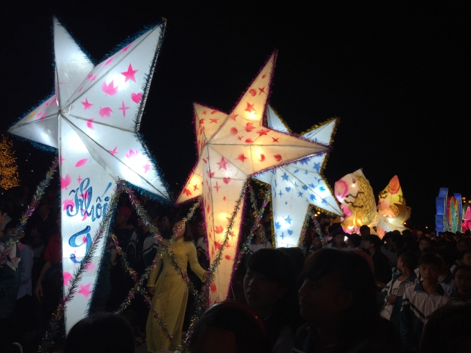 Những chiếc đ&egrave;n &ocirc;ng sao được c&aacute;c em học sinh khối 9 trang tr&iacute; đẹp mắt.