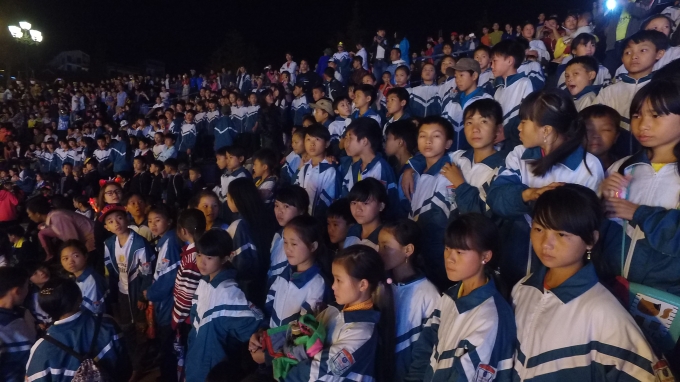 Đ&ocirc;ng đảo c&aacute;c em học sinh đứng tr&ecirc;n kh&aacute;n đ&agrave;i để theo d&otilde;i, cổ vũ cuộc thi.