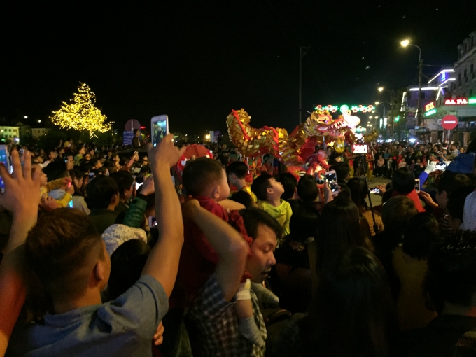 C&aacute;c gia đ&igrave;nh đưa em nhỏ đi vui Trung thu sớm.