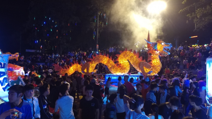 Thời tiết tại Sa Pa kh&aacute; thuận lợi cho việc rước đ&egrave;n.