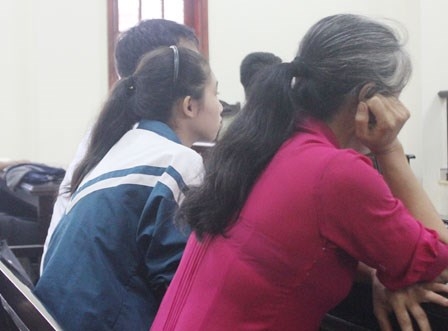 Hai mẹ con chị T. v&agrave; ch&aacute;u L. tại phi&ecirc;n t&ograve;a.