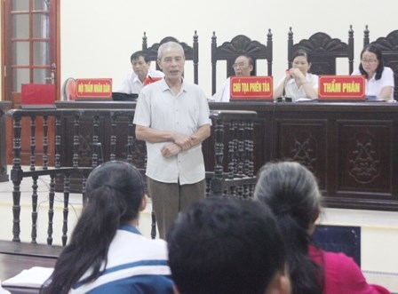 Bị c&aacute;o được t&ograve;a cho ph&eacute;p quay xuống xin lỗi gia đ&igrave;nh bị hại tại phi&ecirc;n t&ograve;a về những tội lỗi g&acirc;y ra.