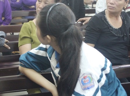 Bị hại l&agrave; c&ocirc; b&eacute; đang mang &aacute;o đồng phục học sinh, mẹ của đứa trẻ 6 th&aacute;ng tuổi.