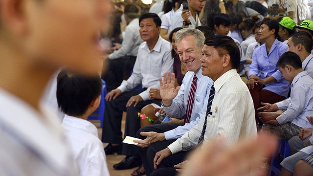 Nh&acirc;n dịp Trung thu, Đại sứ Ted Osius đ&atilde; đến thăm v&agrave; tặng qu&agrave; cho c&aacute;c trẻ em bị nhiễm chất độc da cam tại L&agrave;ng Hữu Nghị Việt Nam (huyện Ho&agrave;i Đức, H&agrave; Nội).