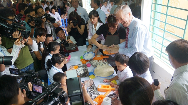 Đ&acirc;y l&agrave; lần đầu ti&ecirc;n &ocirc;ng Osius đến thăm L&agrave;ng Hữu Nghị Việt Nam, nơi đang nu&ocirc;i dưỡng c&aacute;c nạn nh&acirc;n bị nhiễm chất độc da cam, phần lớn l&agrave; trẻ em.