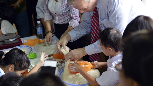 &Ocirc;ng Osius đ&atilde; c&oacute; một buổi chiều l&agrave;m b&aacute;nh nướng, b&aacute;nh dẻo b&ecirc;n c&aacute;c em nhỏ.