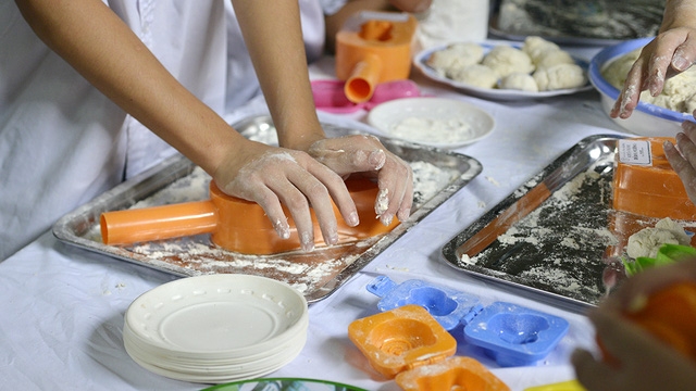 Đại sứ Osius cho biết &ocirc;ng mong c&aacute;c trẻ em tại L&agrave;ng được chăm s&oacute;c, nu&ocirc;i dưỡng tốt như bao em nhỏ kh&aacute;c.