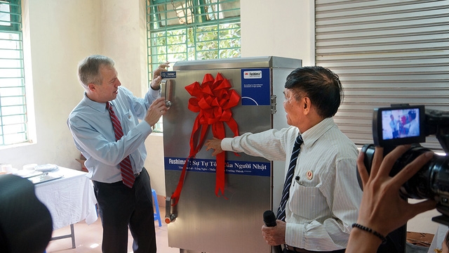 Nh&acirc;n chuyến thăm, Đại sứ Osius đ&atilde; tặng L&agrave;ng Hữu Nghị một tủ nấu v&agrave; ủ cơm c&ocirc;ng nghiệp hiện đại. &Ocirc;ng Đinh Văn Tuy&ecirc;n, Gi&aacute;m đốc L&agrave;ng Hữu Nghị, đ&atilde; thay mặt l&agrave;ng nhận m&oacute;n qu&agrave; &yacute; nghĩa, thiết thực từ Đại sứ Mỹ.