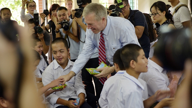 &Ocirc;ng Osius trao c&aacute;c phần qu&agrave; tới tay c&aacute;c em nhỏ.