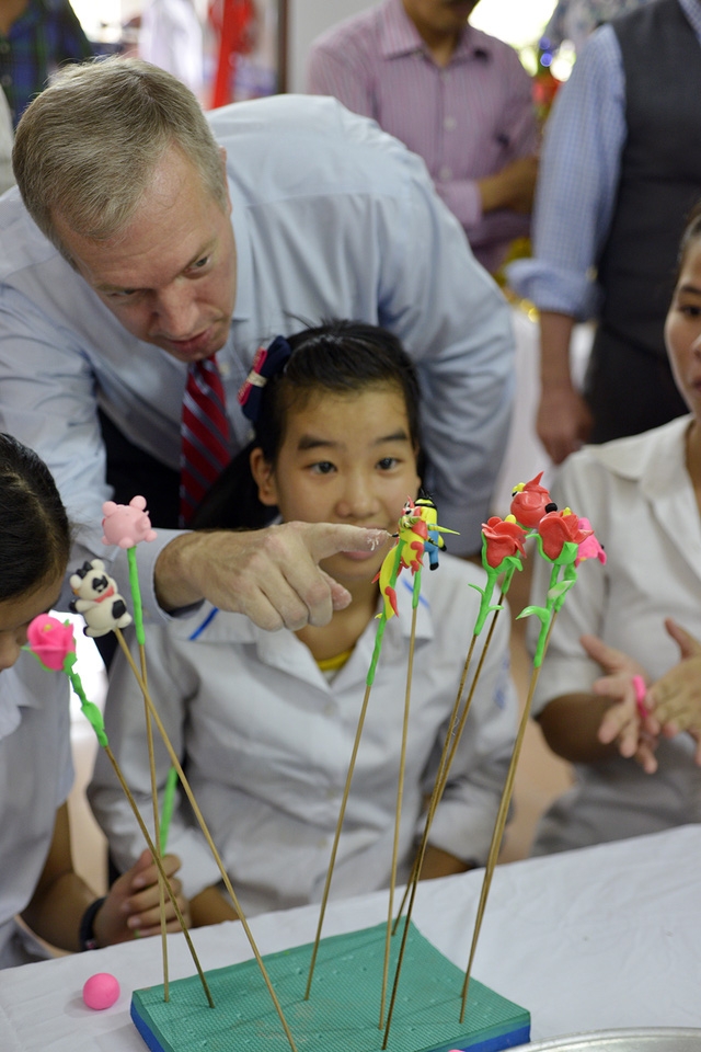 Đại sứ Mỹ th&iacute;ch th&uacute; với những b&ocirc;ng hoa, con vật được nặn từ bột gạo dẻo.