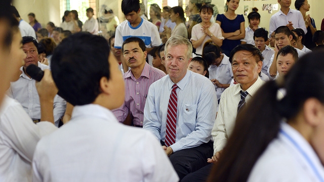 &Ocirc;ng chăm ch&uacute; ngồi lắng nghe ca kh&uacute;c