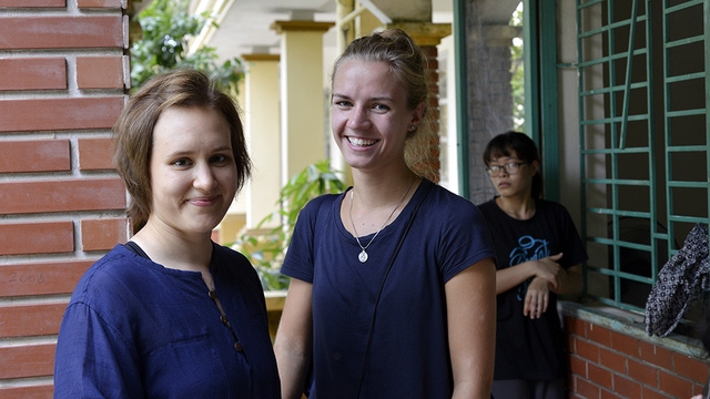 C&aacute;c bạn trẻ t&igrave;nh nguyện người nước ngo&agrave;i cũng c&ugrave;ng tham gia c&aacute;c chương tr&igrave;nh vui Tết Trung thu lại L&agrave;ng Hữu Nghị Việt Nam.