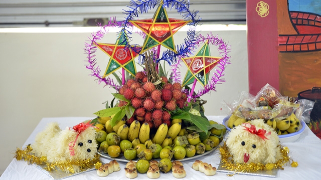 M&acirc;m cỗ với đủ sắc m&agrave;u đ&atilde; sẵn s&agrave;ng cho c&aacute;c em nhỏ ph&aacute; cỗ.