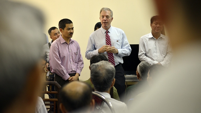 &Ocirc;ng vui vẻ chuyện tr&ograve; c&ugrave;ng c&aacute;c b&aacute;c cựu chiến binh bằng tiếng Việt.