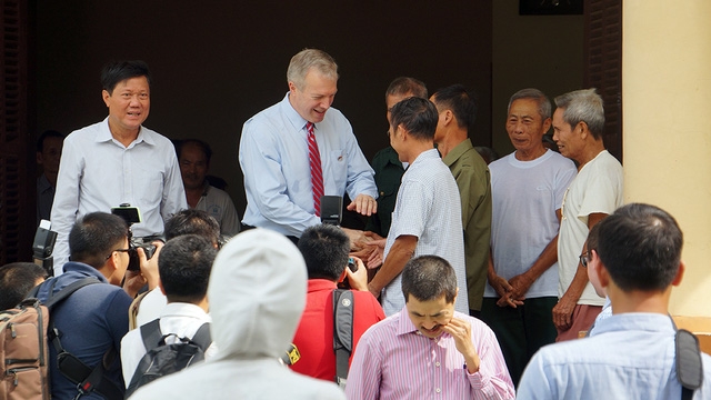 Đại sứ Mỹ làm bánh Trung thu cùng trẻ em nhiễm chất độc da cam