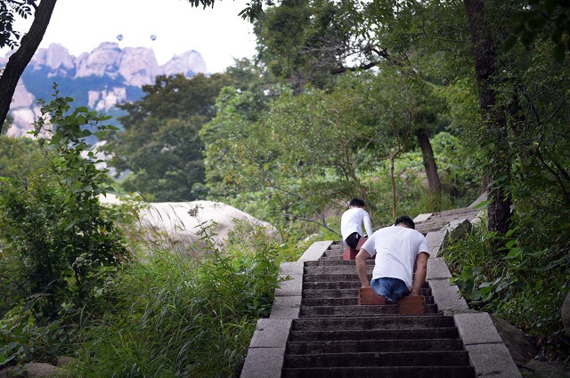 Tuy nhi&ecirc;n, do b&agrave;n tay qu&aacute; đau v&igrave; phải chịu sức nặng của cả cơ thể trong một thời gian d&agrave;i n&ecirc;n Gao đ&atilde; phải dừng lại khi chạm tới độ cao 900m.&nbsp;(Ảnh: China Daily)