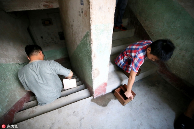 Trước khi tiến h&agrave;nh leo n&uacute;i thật, cầu thang l&agrave; địa điểm tập luyện h&agrave;ng ng&agrave;y của hai thầy tr&ograve;.&nbsp;(Ảnh: China Daily)