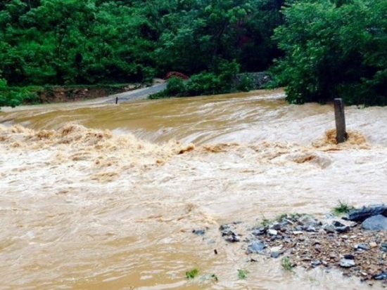 Nguy cơ cao xảy ra sạt lở đất ở v&ugrave;ng n&uacute;i, ngập &uacute;ng tại v&ugrave;ng trũng, ven s&ocirc;ng c&aacute;c tỉnh từ Nghệ An đến Quảng B&igrave;nh. Ảnh minh họa.