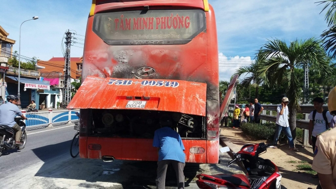 Hiện trường vụ ch&aacute;y xe kh&aacute;ch.