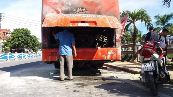 Chiếc xe kh&aacute;ch bị ch&aacute;y đen đu&ocirc;i xe.