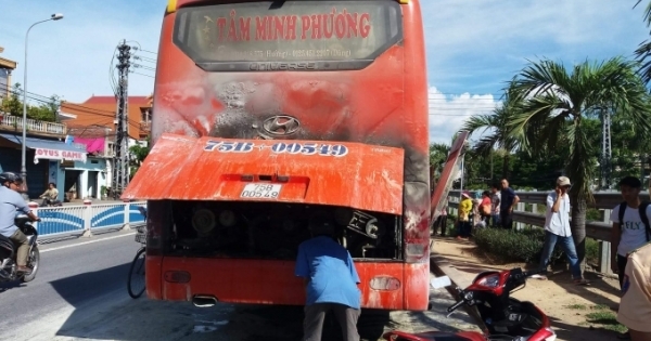 Huế: Xe giường nằm bốc cháy khi đang lưu thông, hàng chục hành khách hốt hoảng