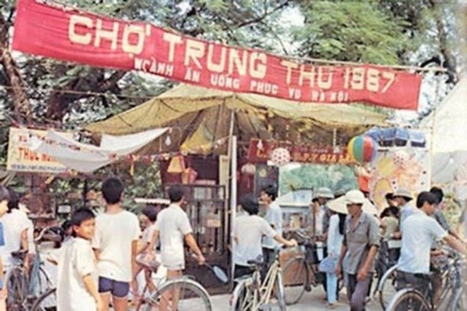 Kh&ocirc;ng kh&iacute; trung thu tr&agrave;n ngập khắp phố phường.