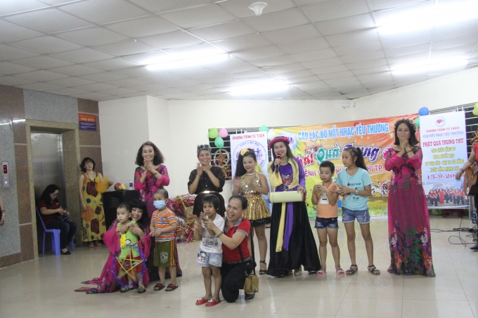 Chương tr&igrave;nh &ldquo;Ph&aacute;t qu&agrave; trung thu&rdquo; cho c&aacute;c em đang nằm điều trị tại bệnh viện Phụ sản - Nhi Đ&agrave; Nẵng.