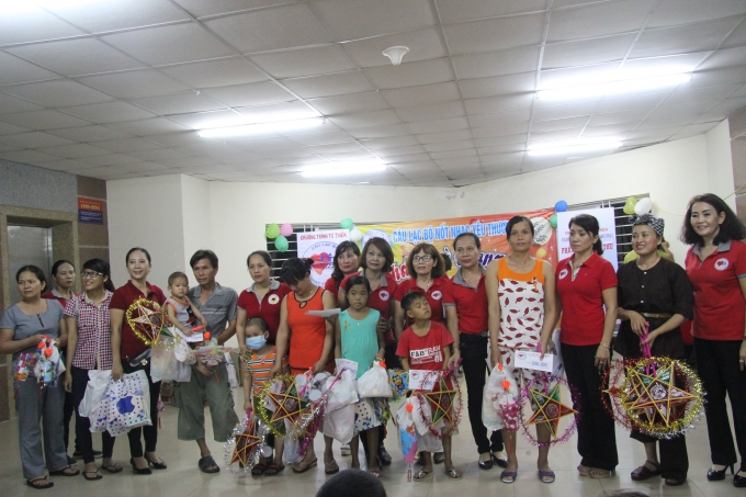 &nbsp;Chương tr&igrave;nh trao tặng hơn 50 suất qu&agrave; v&agrave; tiền mặt đến c&aacute;c em bệnh nh&acirc;n c&oacute; ho&agrave;n cảnh kh&oacute; khăn.