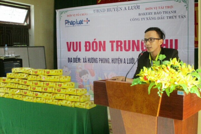 &Ocirc;ng Nguy&ecirc;̃n Đăng H&acirc;̣u (PVTS Ph&aacute;p luật Plus) cùng các c&ocirc;̣ng tác vi&ecirc;n đ&atilde; trao 200 suất qu&agrave; cho trẻ em x&atilde; Hương Phong.