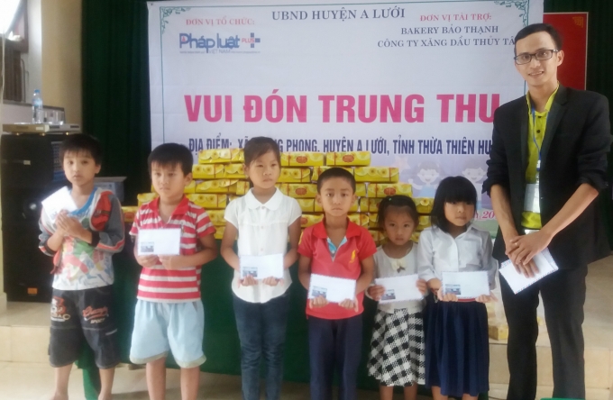 Ngo&agrave;i 200 phần qu&agrave; chương tr&igrave;nh c&ograve;n trao 20 phần tiền mặt cho c&aacute;c ch&aacute;u c&oacute; ho&agrave;n cảnh đặc biệt kh&oacute; khăn.