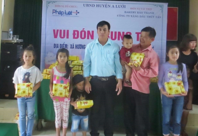 Đại diện x&atilde; Hương Phong trao qu&agrave; cho c&aacute;c ch&aacute;u